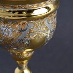 The combination of silver and gold in the decor of the cup