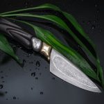 سكين ياباني أنيق مصنوع من الفولاذ الدمشقي. عمل دمشقي للمحترف الروسي فلاديمير جيراسيموف