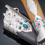 The combination of silver, light wood, dark patterned steel and bright gemstones creates a unique charm characteristic of oriental art.