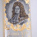 ولد الملك الفرنسي الشهير لويس الرابع عشر بوربون عام 1643 في مدينة سان جيرمان أونلي. لم يكن الصبي يبلغ من العمر خمس سنوات حتى عندما أُعلن رسميًا ملكًا للبلاد. شغل هذا المنصب حتى وفاته في سبتمبر 1715. وبذلك، استمر حكم لويس 72 عامًا، وكانت أطول فترة حكم دائم لملك واحد في تاريخ أوروبا.