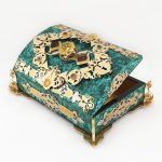 The team of masters from the famous Zlatoust does not cease to please with new ideas and fantastically beautiful works. A handmade malachite casket decorated with stones and precious metal.