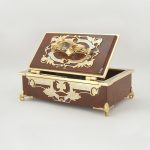 This elegant handmade casket will be a great gift for both a woman and a man who like to surround themselves with vivid things.