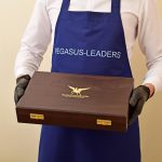 صندوق هدايا خشبي يحمل علامة Pegasus Leaders التجارية