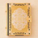 الجزء الخلفي من غطاء القرآن مصنوع من الذهب مع زخرفة جميلة